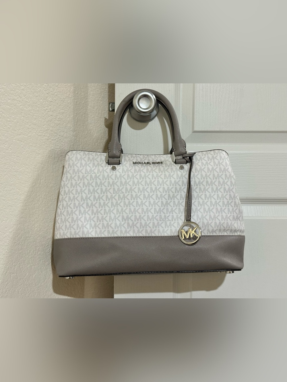 Michael Kors Signature
Savannah Satchel Large